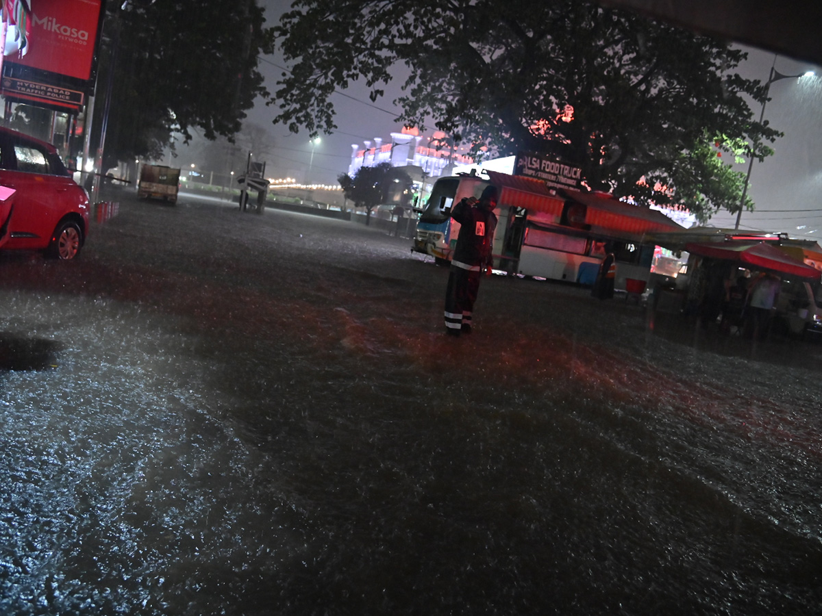 Heavy_20Rains_20in_20Hyderabad_20Photos__20_2821_29.jpg 21