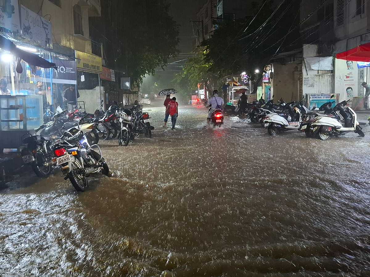Heavy_20Rains_20in_20Hyderabad_20Photos__20_285_29.jpg 5
