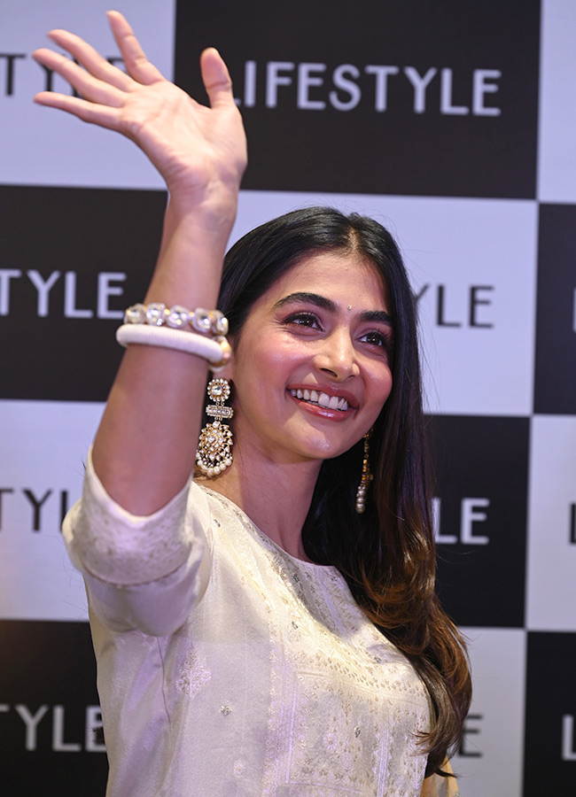 Actress_20Pooja_20Hegde_20buzz_20in_20Madhapur_20Photos_20__20_2810_29.jpg 10