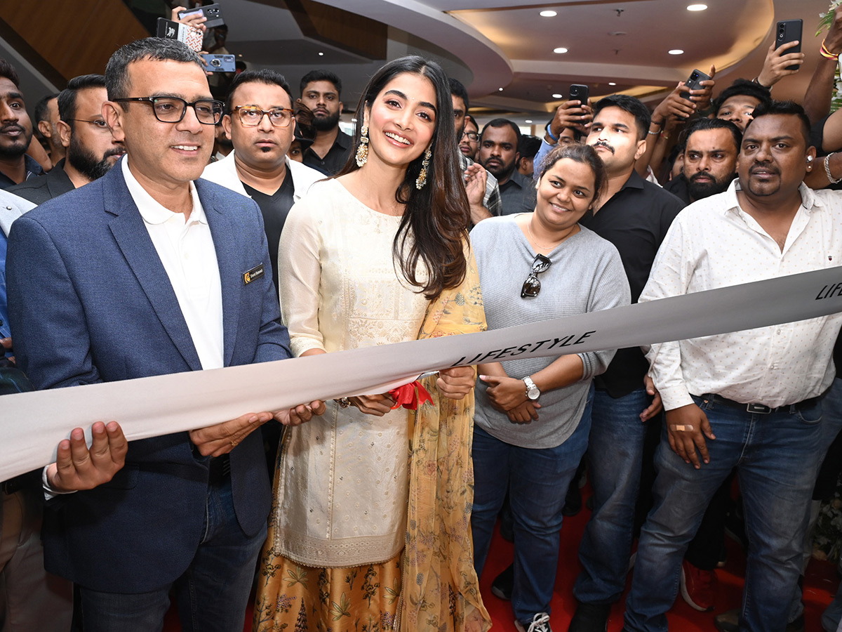 Actress_20Pooja_20Hegde_20buzz_20in_20Madhapur_20Photos_20__20_283_29.jpg 3