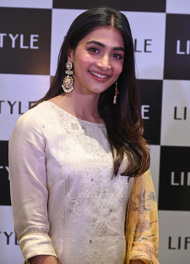 Actress_20Pooja_20Hegde_20buzz_20in_20Madhapur_20Photos_20__20_286_29.jpg 6