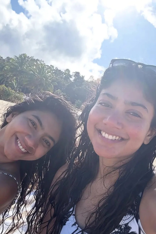 Actress_20Sai_20Pallavi_20enjoying_20beach_20with_20her_20sister_20Pooja_20Kannan_20PHotos_20_282_29.jpg 3