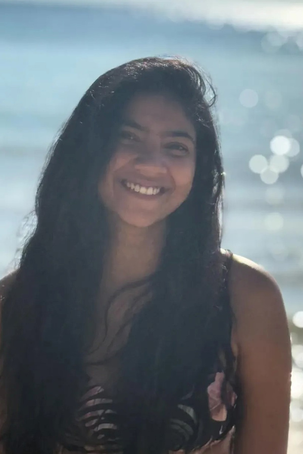 Actress_20Sai_20Pallavi_20enjoying_20beach_20with_20her_20sister_20Pooja_20Kannan_20PHotos_20_283_29.jpg 4