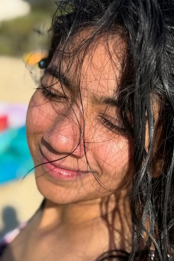 Actress_20Sai_20Pallavi_20enjoying_20beach_20with_20her_20sister_20Pooja_20Kannan_20PHotos_20_284_29.jpg 5