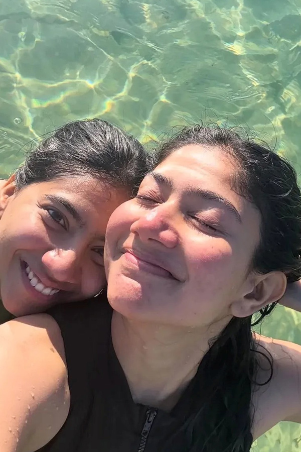 Actress_20Sai_20Pallavi_20enjoying_20beach_20with_20her_20sister_20Pooja_20Kannan_20PHotos_20_288_29.jpg 9