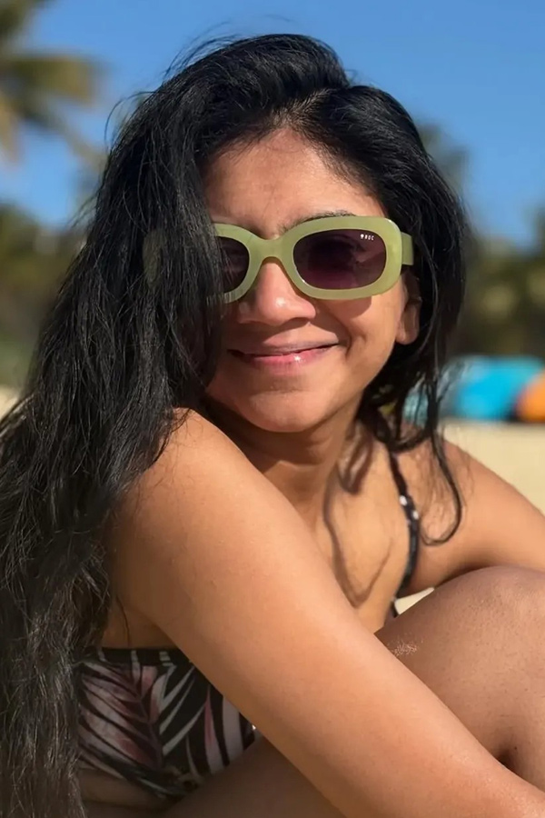 Actress_20Sai_20Pallavi_20enjoying_20beach_20with_20her_20sister_20Pooja_20Kannan_20PHotos_20_289_29.jpg 10