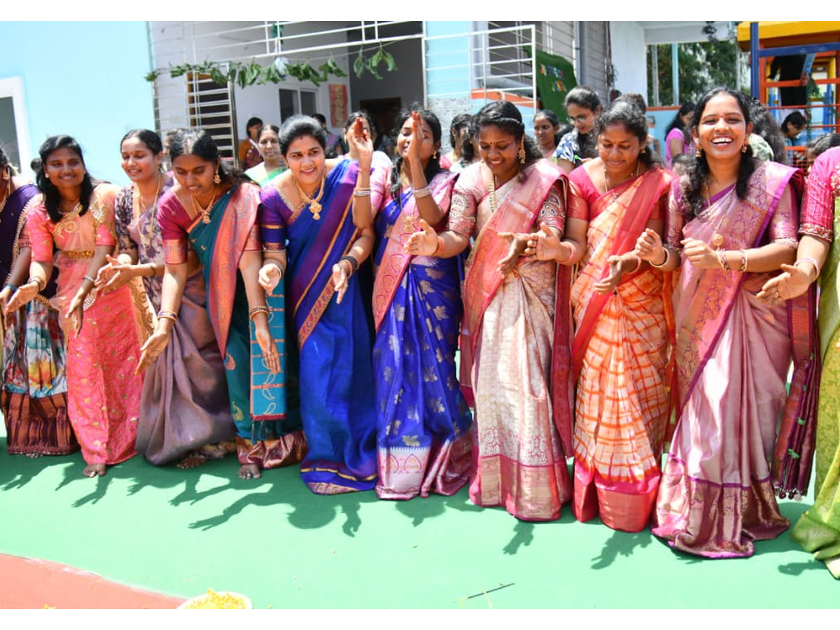 Bathukamma_20celebrations_20At_20school_20Photos_20_289_29.jpg 15