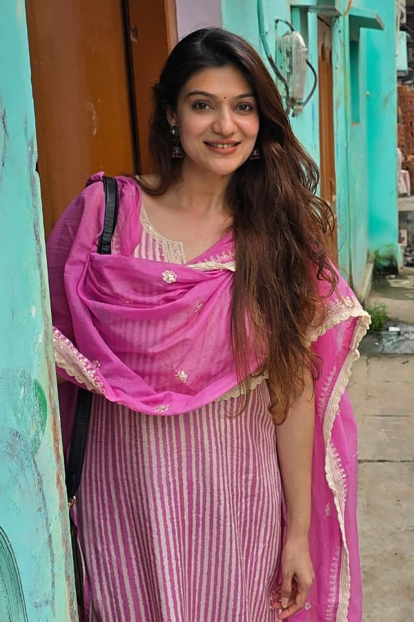 Actress_20Siya_20Gautam_20visited_20Varanasi_20Photos_20_289_29.jpg 3