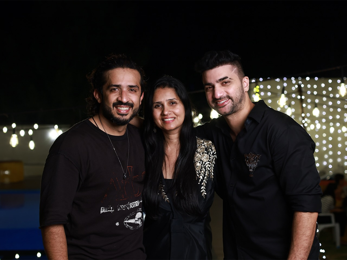 Anchor_20Ravi_20Birthday_20Celebrations_20Photo_20Goes_20Viral__20_2814_29.jpg 14