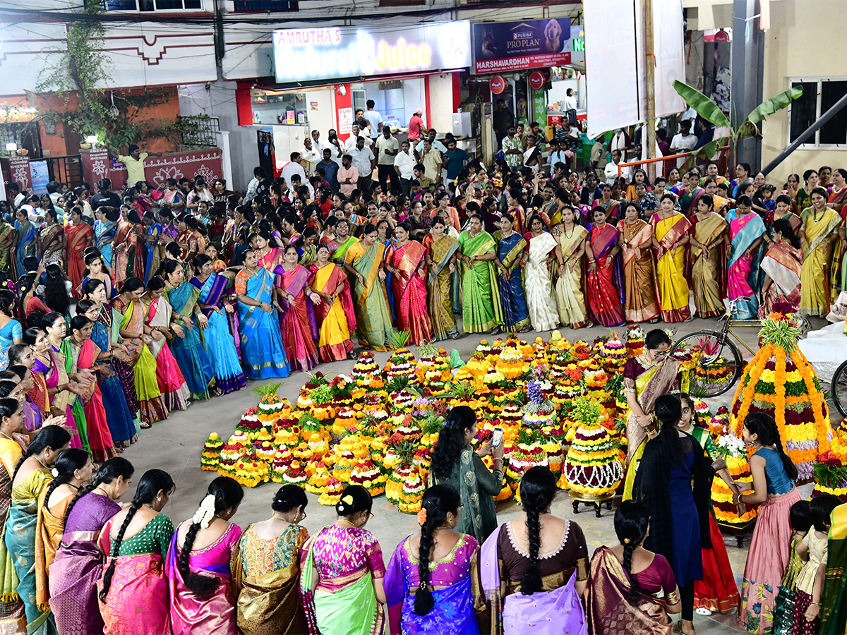Bathukamma_20Festival_20Celebrations_202025_20Photos__20_2811_29.jpg 11