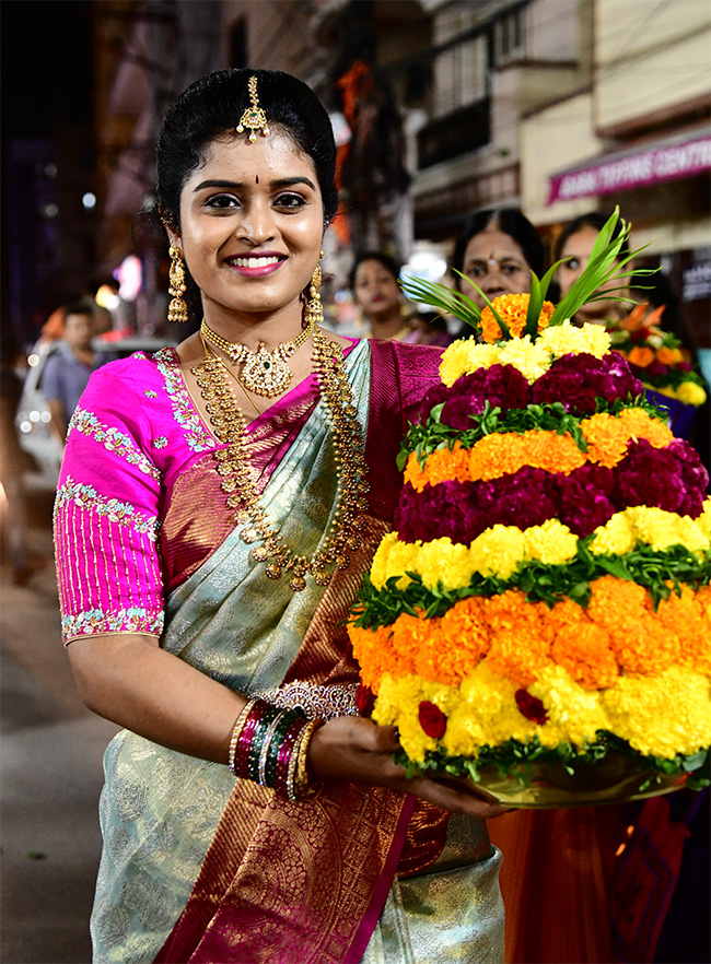 Bathukamma_20Festival_20Celebrations_202025_20Photos__20_2815_29.jpg 15