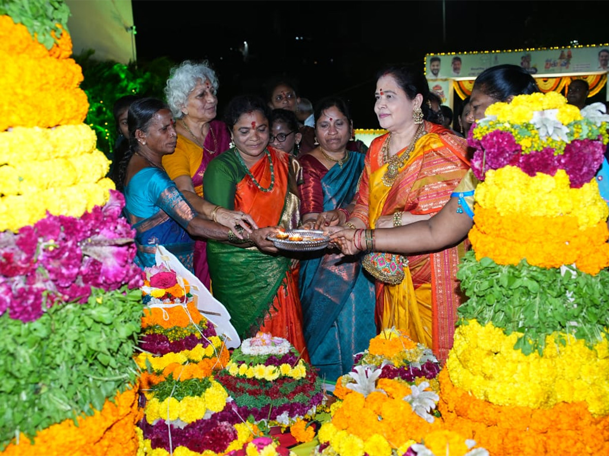 Bathukamma_20Festival_20Celebrations_202025_20Photos__20_2819_29.jpg 19