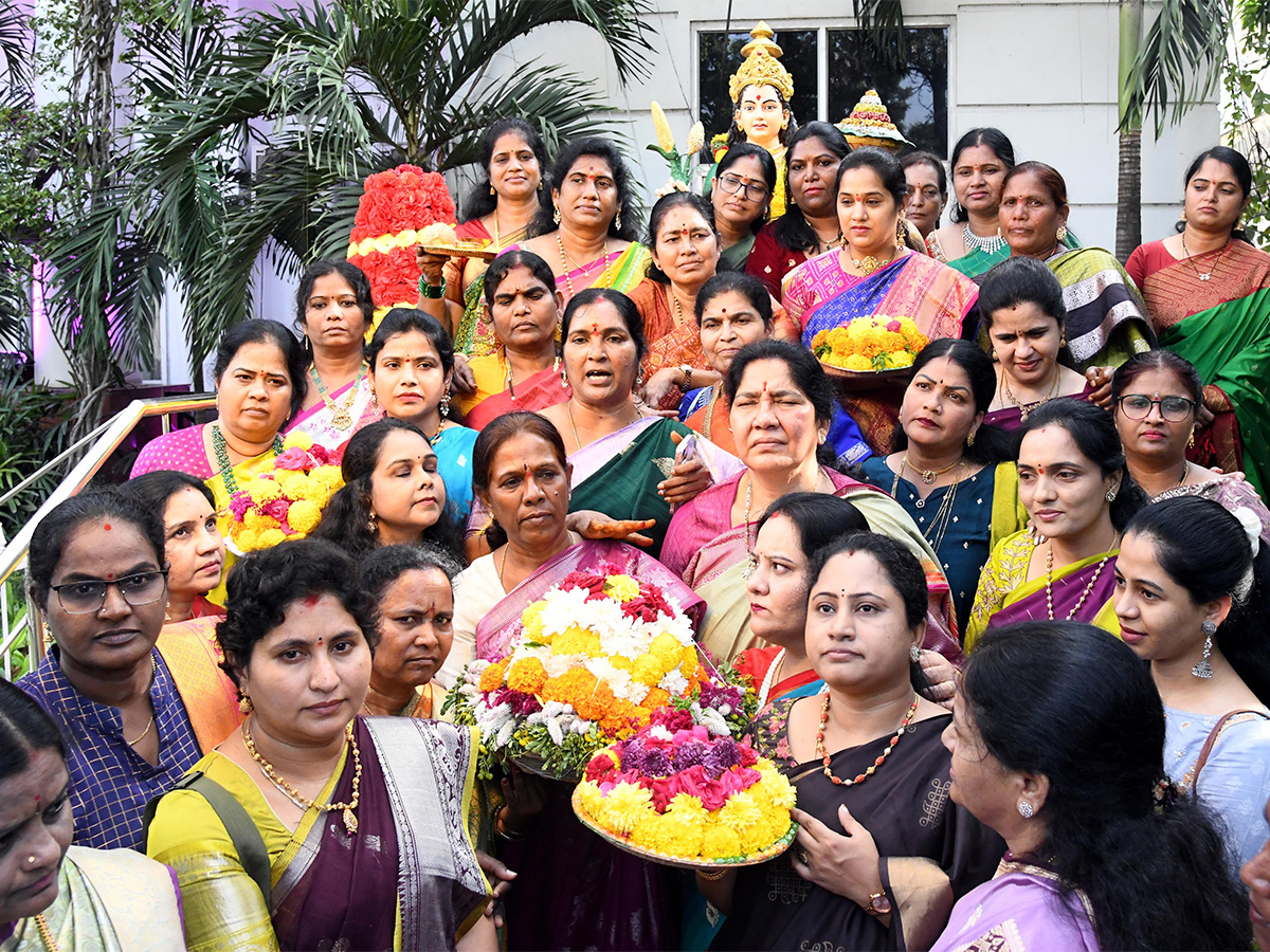 Bathukamma_20Festival_20Celebrations_202025_20Photos__20_2825_29.jpg 25