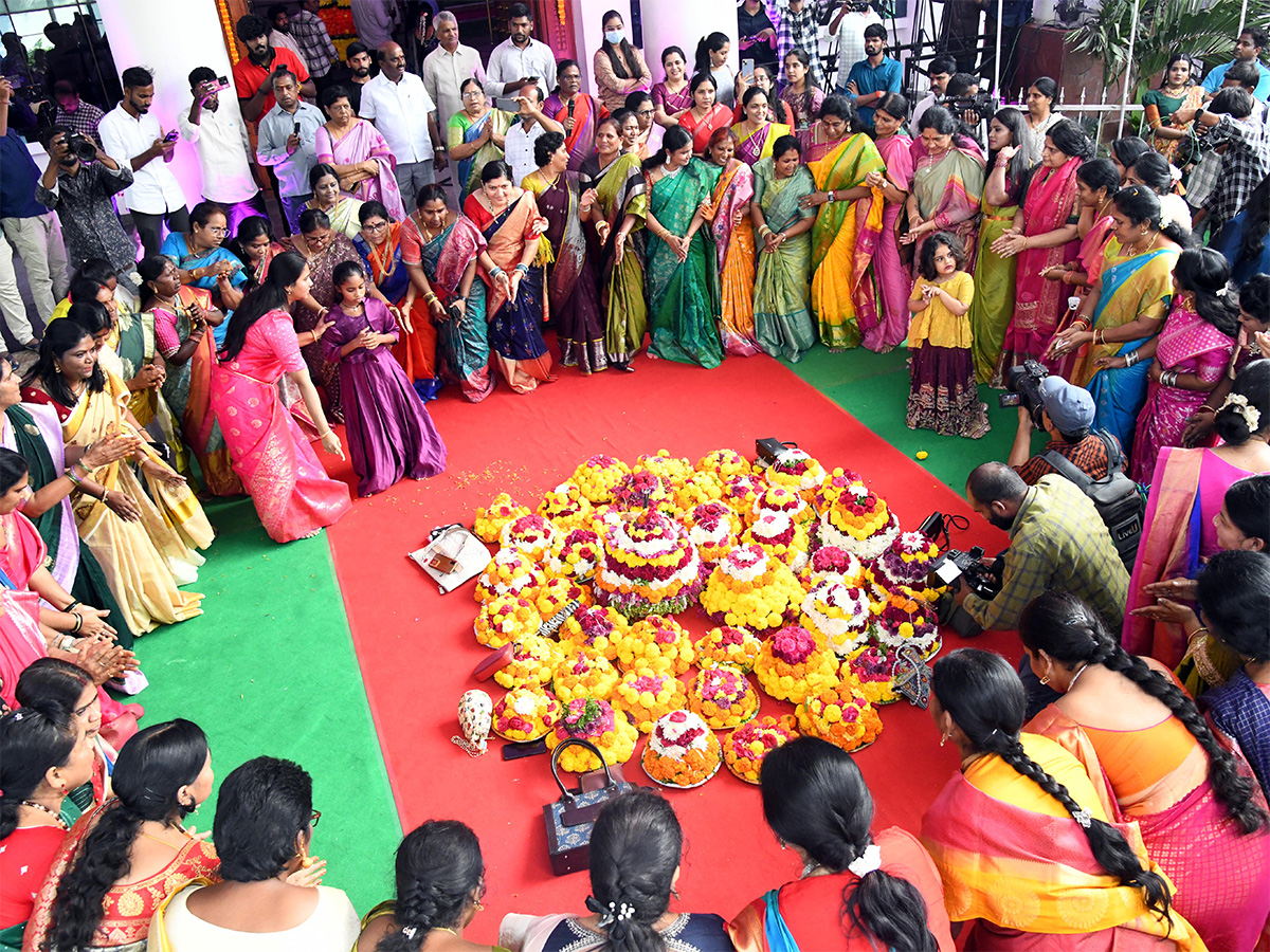 Bathukamma_20Festival_20Celebrations_202025_20Photos__20_2827_29.jpg 27