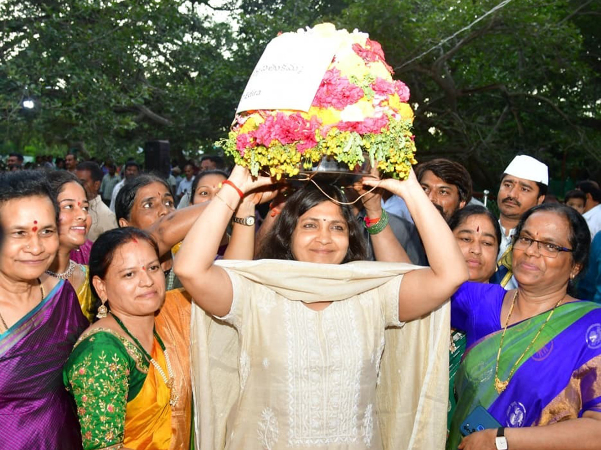 Bathukamma_20Celebrations_202025_20In_20Telangana_20Photos__20_2822_29.jpg 22