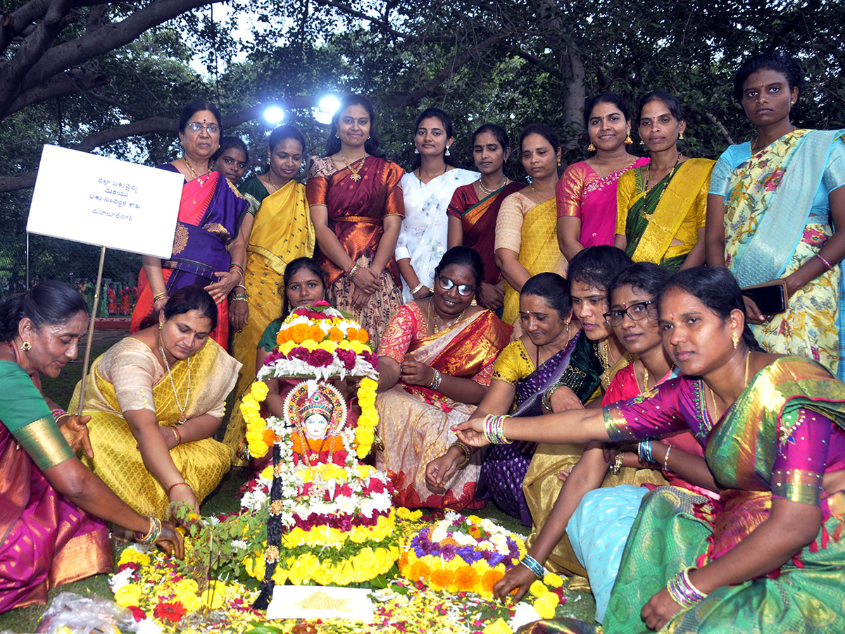 Bathukamma_20Celebrations_202025_20In_20Telangana_20Photos__20_2829_29.jpg 29