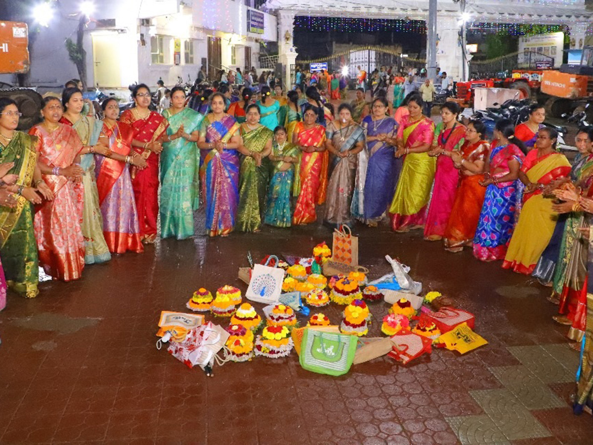 Bathukamma_20Celebrations_202025_20In_20Telangana_20Photos__20_286_29.jpg 6