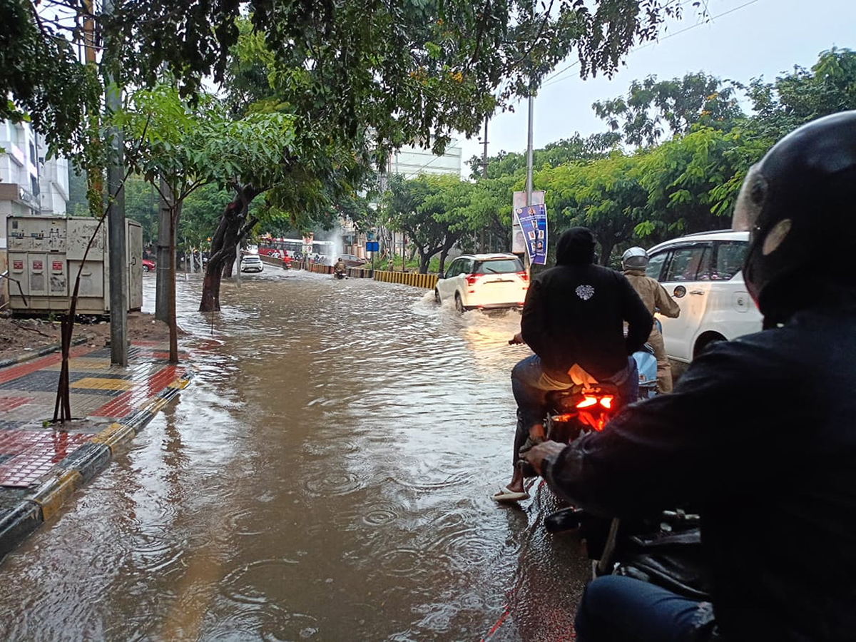 Cloudburst_20Chaos_20in_20Telangana_20Hyderabad_20Photos__20_2812_29.jpg 12