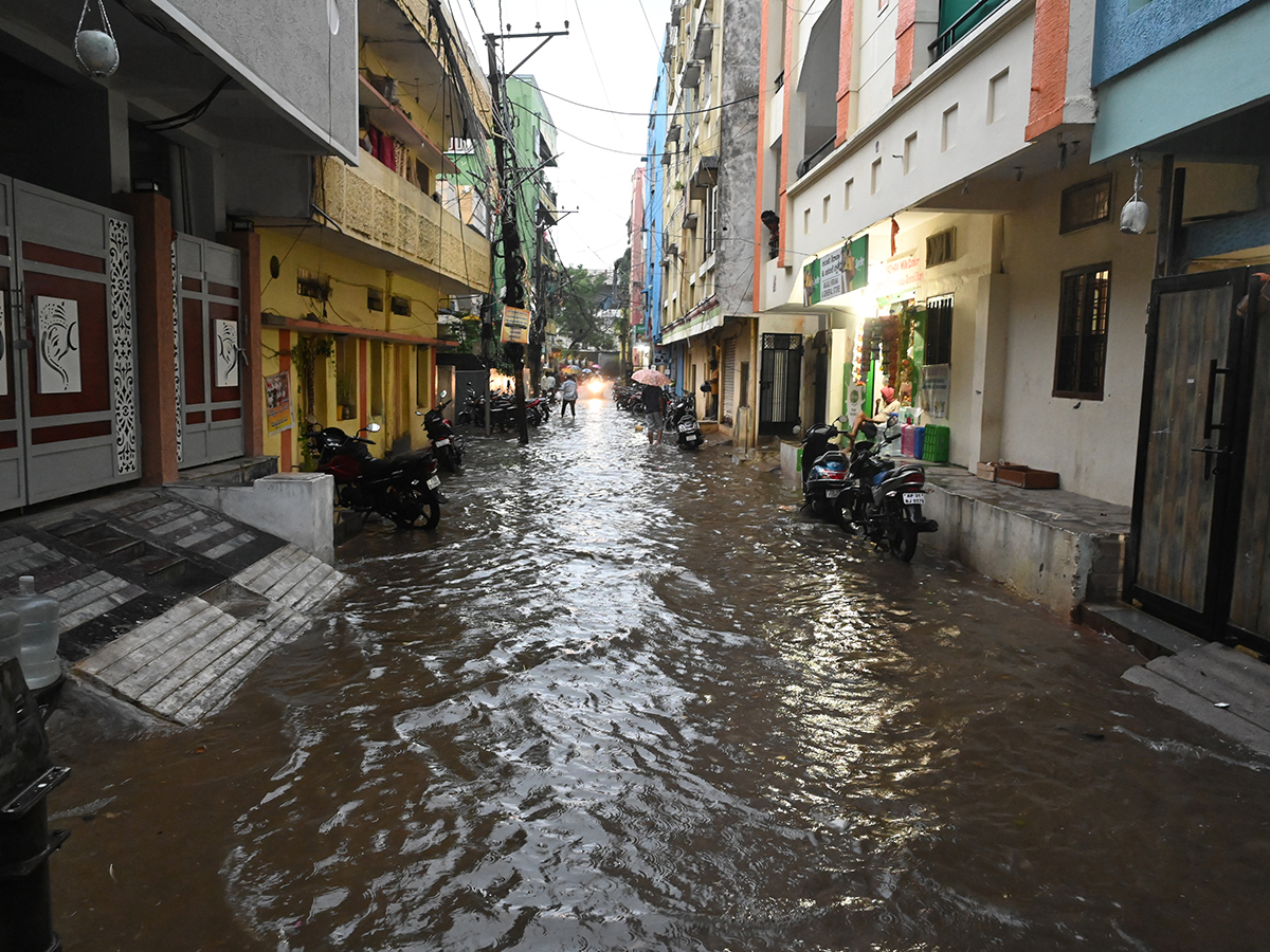 Cloudburst_20Chaos_20in_20Telangana_20Hyderabad_20Photos__20_2813_29.jpg 13