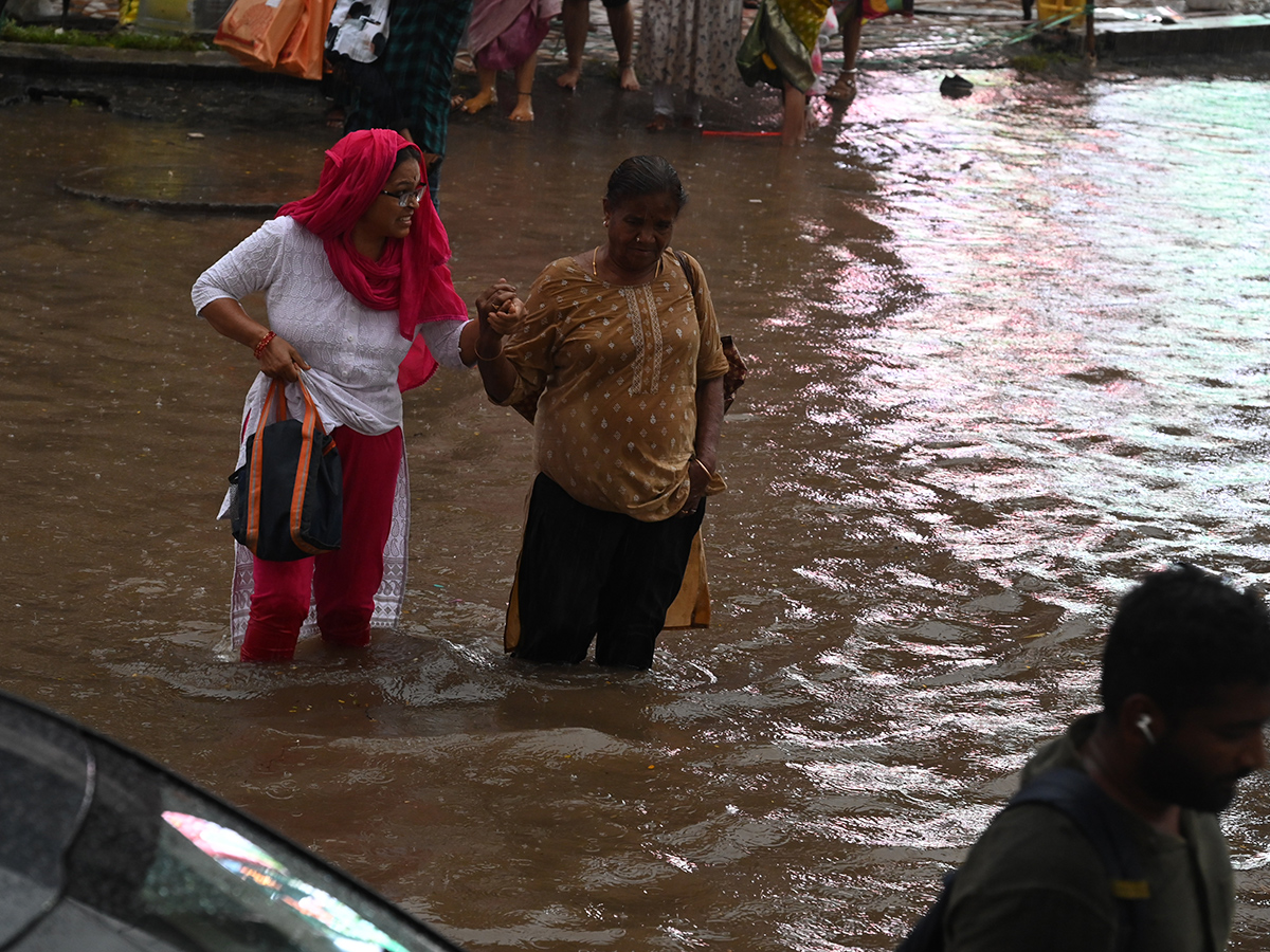 Cloudburst_20Chaos_20in_20Telangana_20Hyderabad_20Photos__20_2814_29.jpg 14