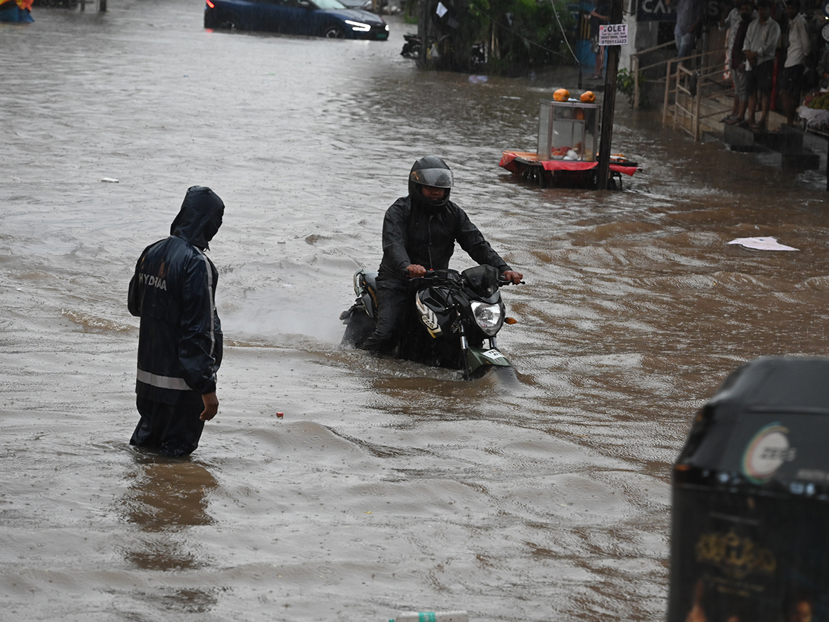 Cloudburst_20Chaos_20in_20Telangana_20Hyderabad_20Photos__20_2815_29.jpg 15