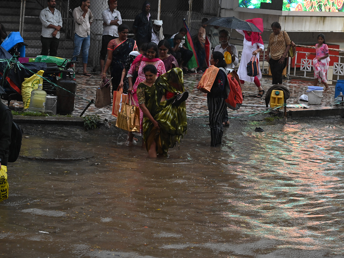 Cloudburst_20Chaos_20in_20Telangana_20Hyderabad_20Photos__20_2816_29_0.jpg 16
