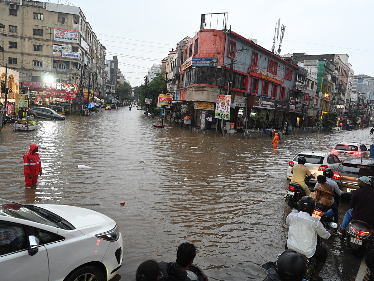 Cloudburst_20Chaos_20in_20Telangana_20Hyderabad_20Photos__20_2817_29_0.jpg 17