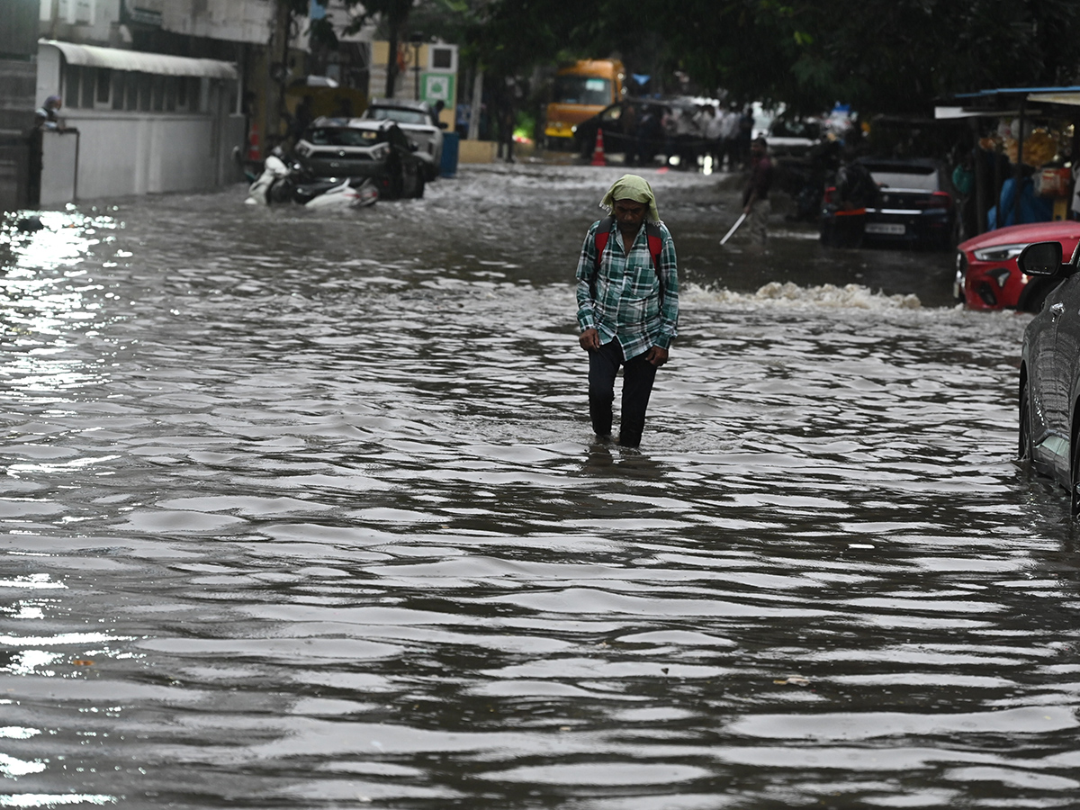 Cloudburst_20Chaos_20in_20Telangana_20Hyderabad_20Photos__20_2818_29_0.jpg 18