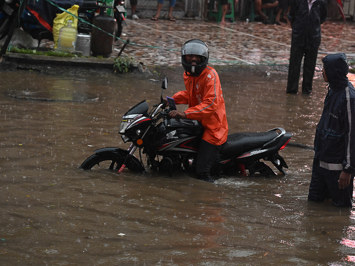 Cloudburst_20Chaos_20in_20Telangana_20Hyderabad_20Photos__20_2819_29_0.jpg 19