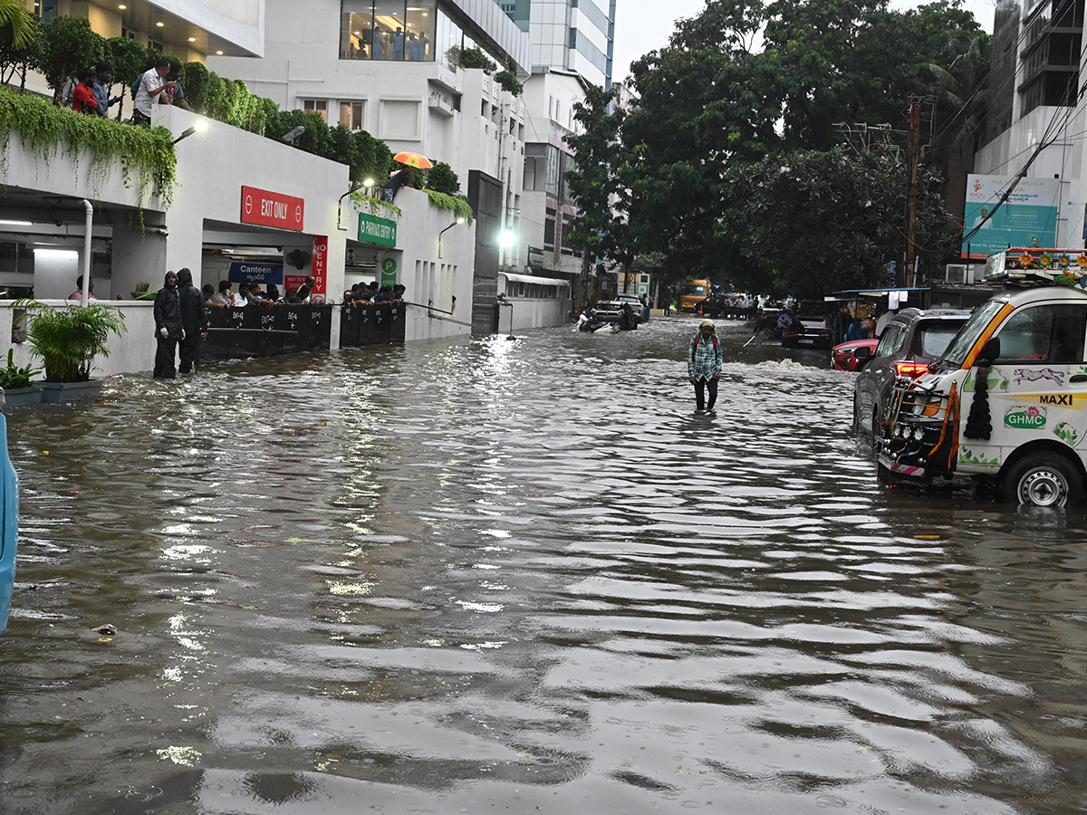 Cloudburst_20Chaos_20in_20Telangana_20Hyderabad_20Photos__20_2820_29_0.jpg 20