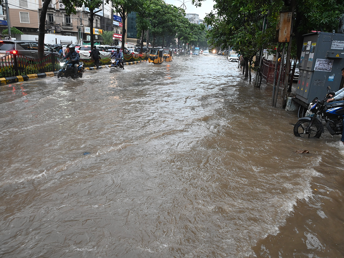 Cloudburst_20Chaos_20in_20Telangana_20Hyderabad_20Photos__20_2821_29_0.jpg 21