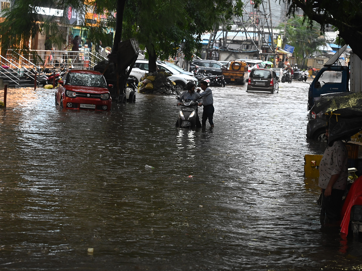 Cloudburst_20Chaos_20in_20Telangana_20Hyderabad_20Photos__20_2827_29_1.jpg 25