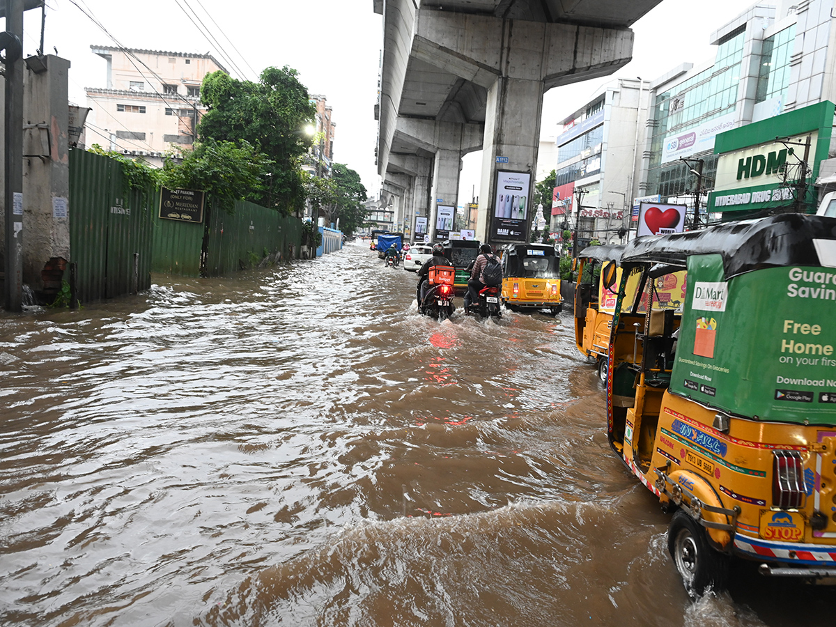 Cloudburst_20Chaos_20in_20Telangana_20Hyderabad_20Photos__20_2828_29_1.jpg 24