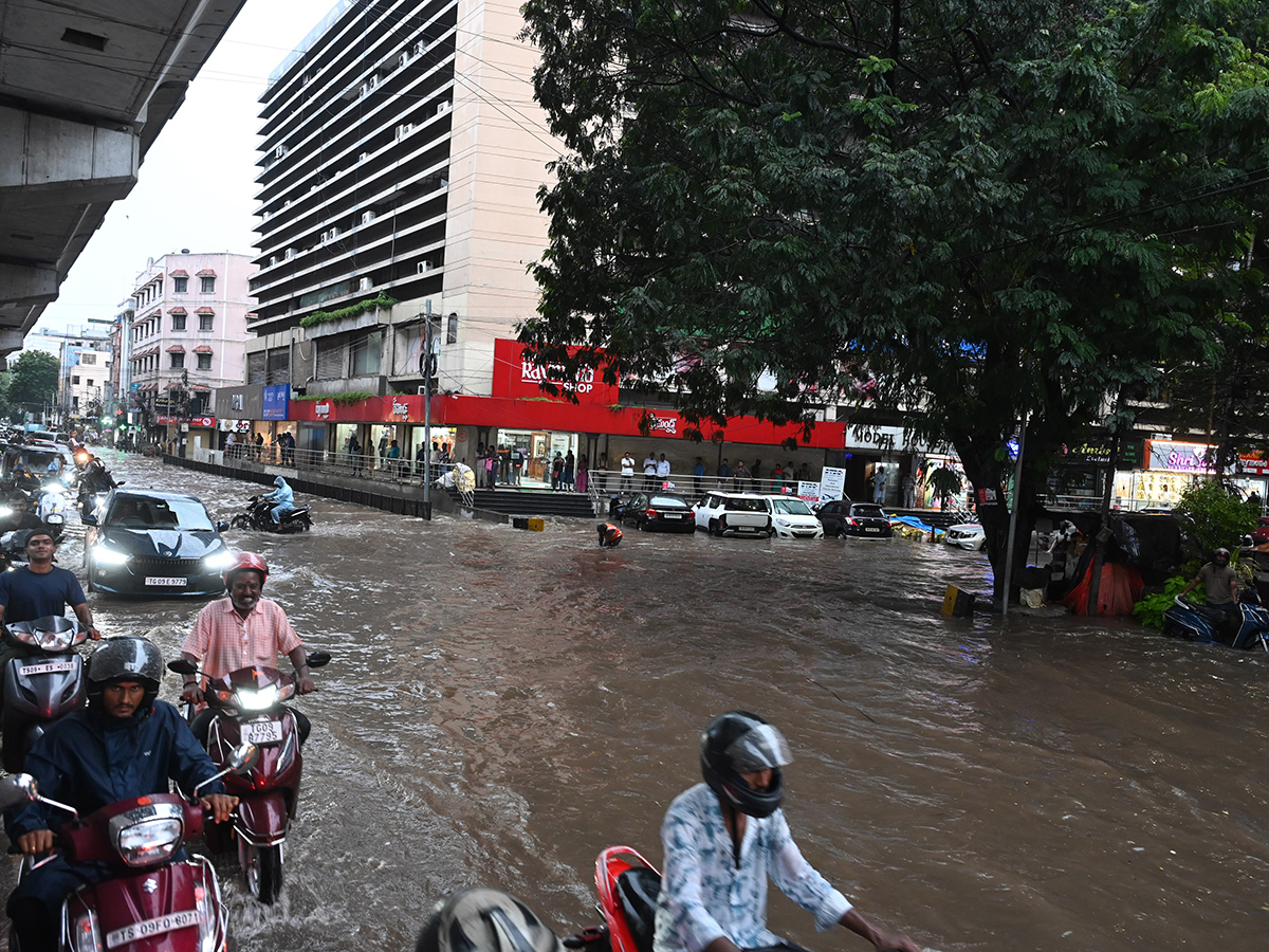 Cloudburst_20Chaos_20in_20Telangana_20Hyderabad_20Photos__20_2829_29_1.jpg 23