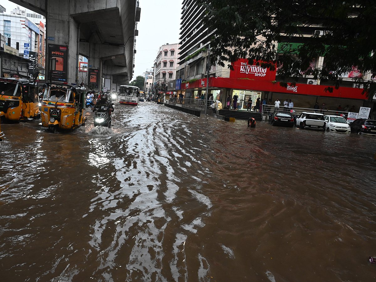 Cloudburst_20Chaos_20in_20Telangana_20Hyderabad_20Photos__20_282_29.jpg 2