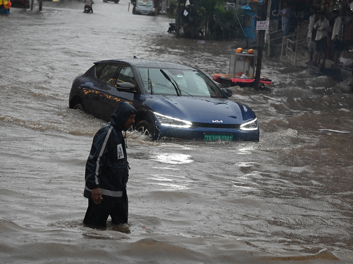 Cloudburst_20Chaos_20in_20Telangana_20Hyderabad_20Photos__20_2830_29_1.jpg 22