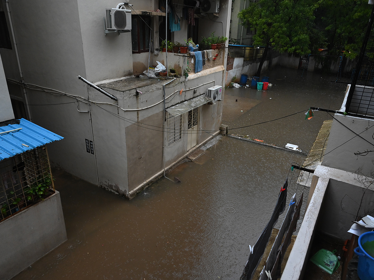 Cloudburst_20Chaos_20in_20Telangana_20Hyderabad_20Photos__20_283_29.jpg 3