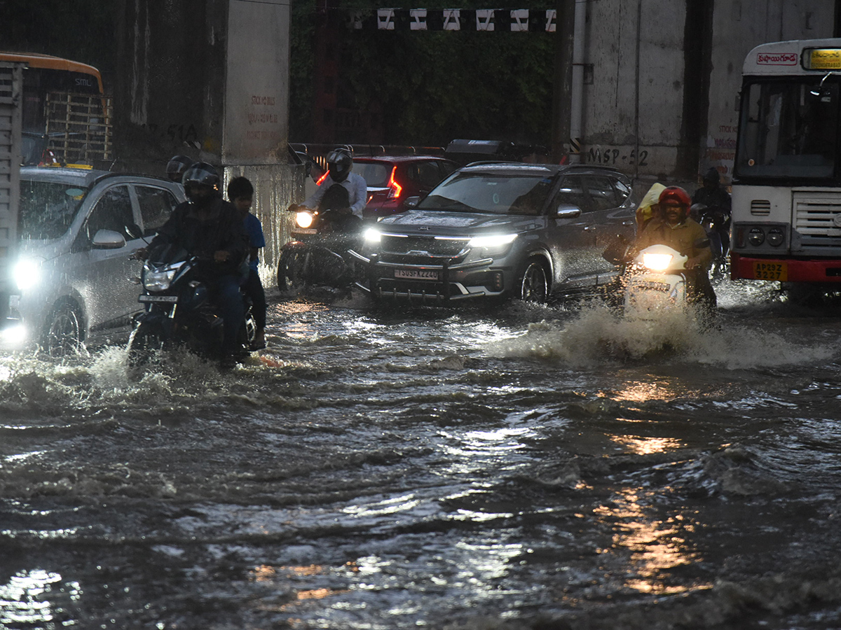Cloudburst_20Chaos_20in_20Telangana_20Hyderabad_20Photos__20_285_29.jpg 5