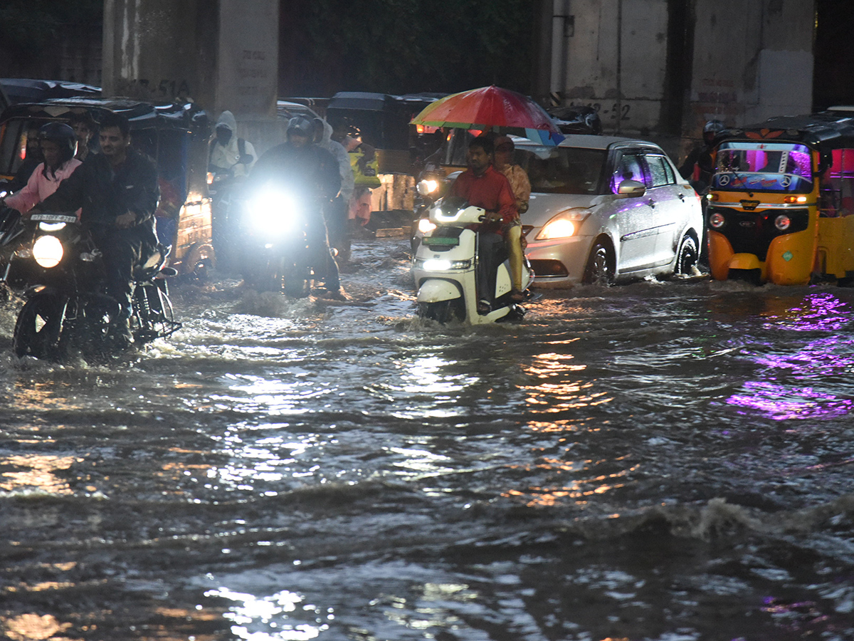 Cloudburst_20Chaos_20in_20Telangana_20Hyderabad_20Photos__20_286_29.jpg 6