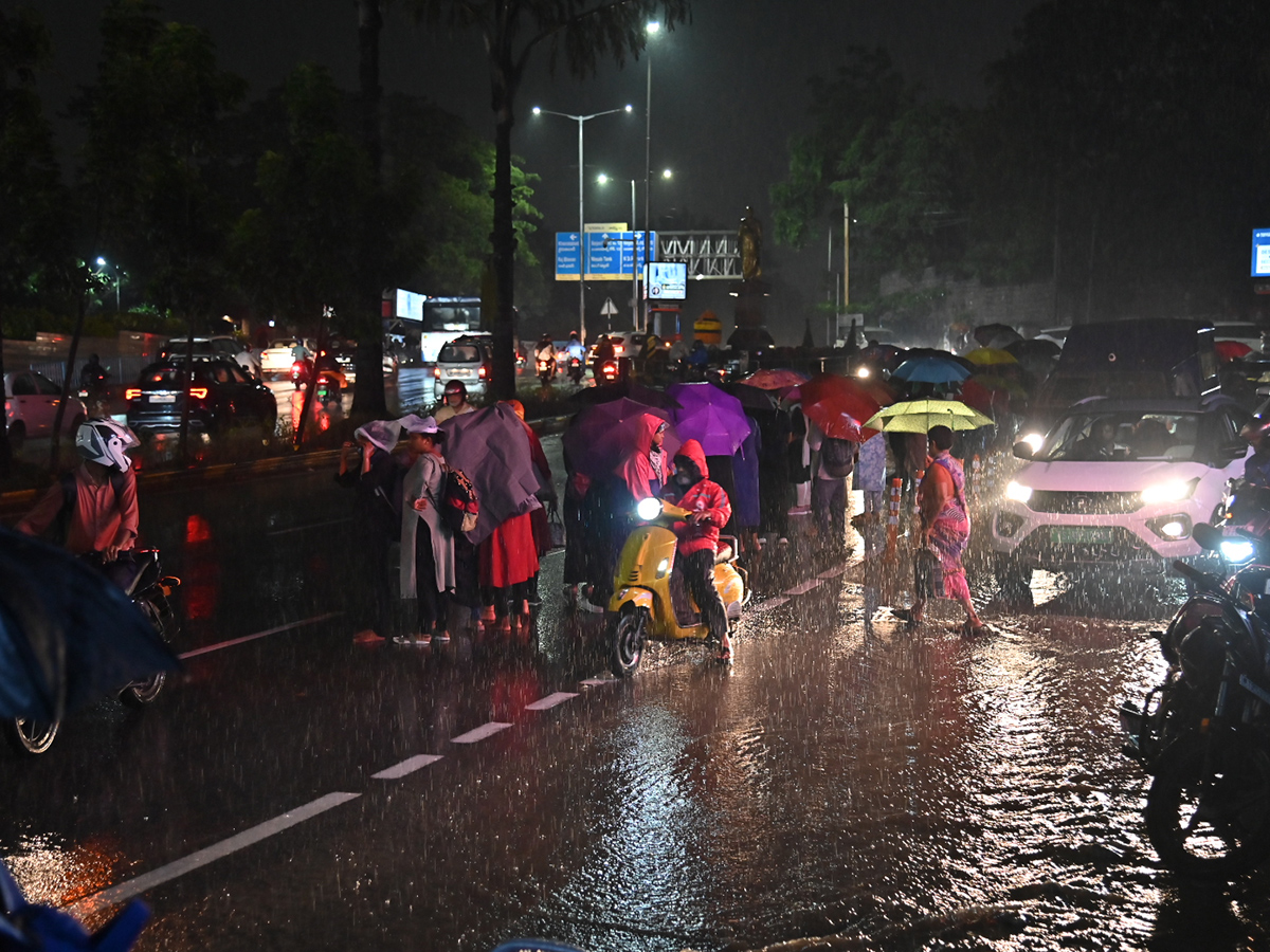 Cloudburst_20Chaos_20in_20Telangana_20Hyderabad_20Photos__20_287_29.jpg 7