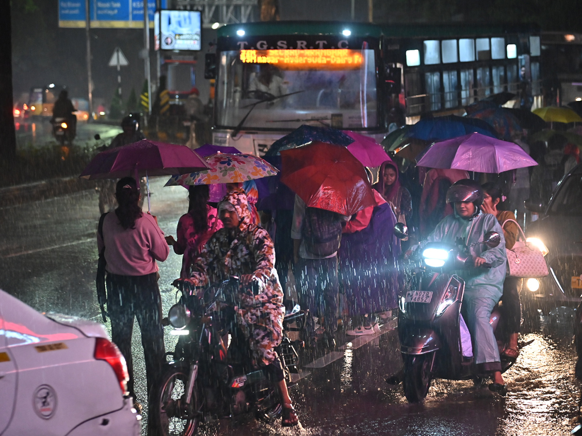 Cloudburst_20Chaos_20in_20Telangana_20Hyderabad_20Photos__20_288_29.jpg 8