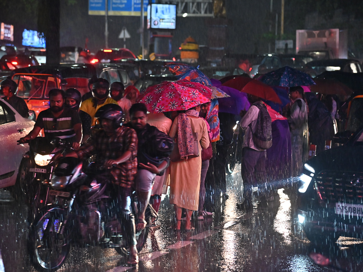 Cloudburst_20Chaos_20in_20Telangana_20Hyderabad_20Photos__20_289_29.jpg 9