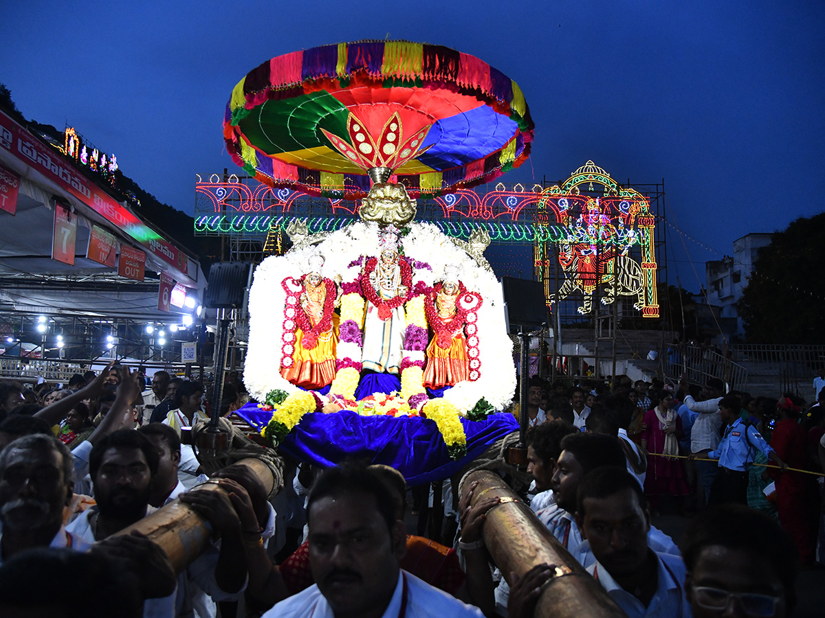 Dussehra_202025_20_20Devotees_20Rush_20at_20Kanaka_20Durga_20Temple_20Vijayawada__20_2810_29.jpg 10