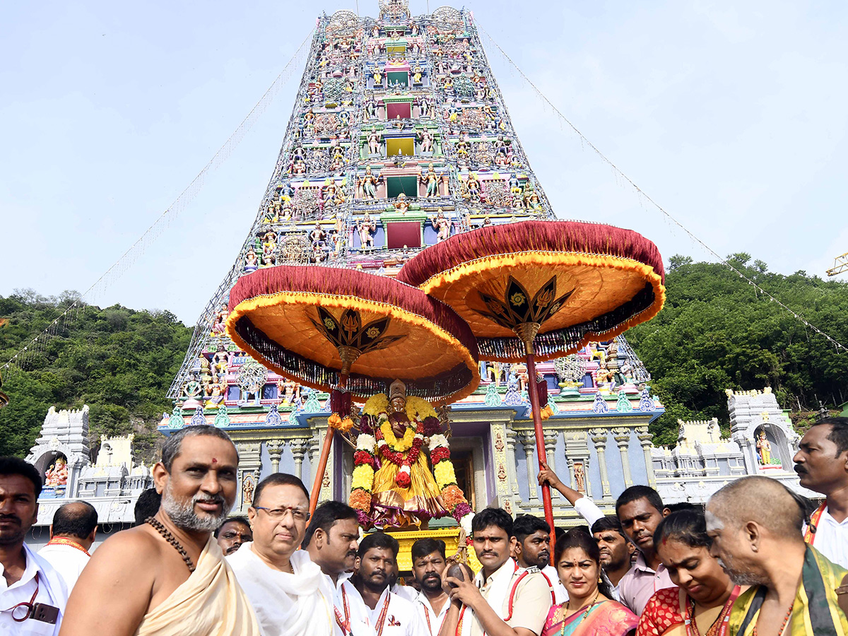 Dussehra_202025_20_20Devotees_20Rush_20at_20Kanaka_20Durga_20Temple_20Vijayawada__20_2818_29.jpg 18