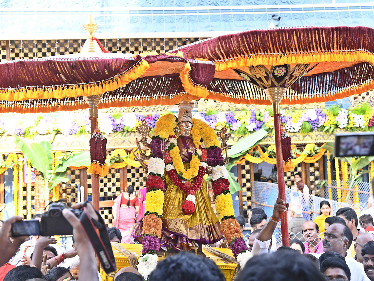 Dussehra_202025_20_20Devotees_20Rush_20at_20Kanaka_20Durga_20Temple_20Vijayawada__20_2819_29.jpg 19