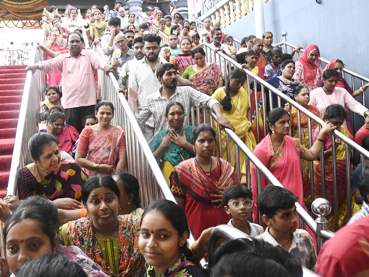 Dussehra_202025_20_20Devotees_20Rush_20at_20Kanaka_20Durga_20Temple_20Vijayawada__20_2831_29.jpg 31