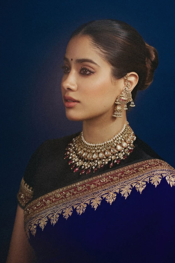 Janhvi_20Kapoor_20Beautifully_20Rewears_20Her_20mother_20Sridevi_20Saree_20Photos_20_2811_29.jpg 13