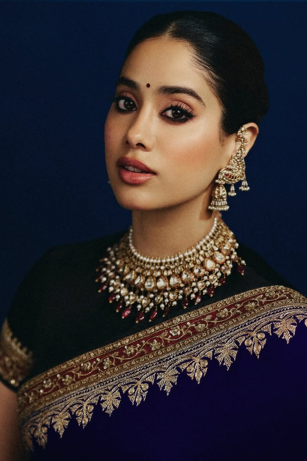 Janhvi_20Kapoor_20Beautifully_20Rewears_20Her_20mother_20Sridevi_20Saree_20Photos_20_2812_29.jpg 14