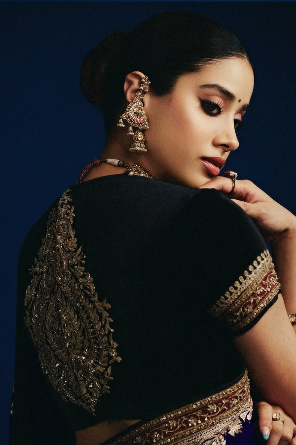 Janhvi_20Kapoor_20Beautifully_20Rewears_20Her_20mother_20Sridevi_20Saree_20Photos_20_2813_29.jpg 15