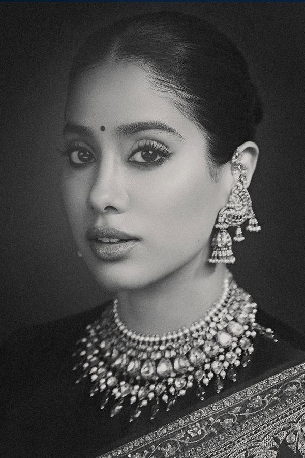 Janhvi_20Kapoor_20Beautifully_20Rewears_20Her_20mother_20Sridevi_20Saree_20Photos_20_2814_29.jpg 16
